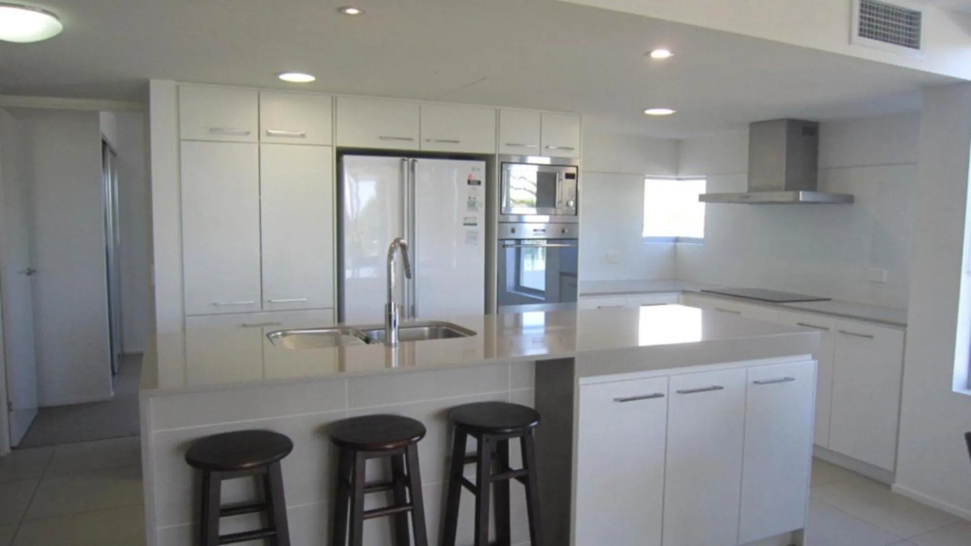 Surfside One Unit 1 Apartment Kawana Waters